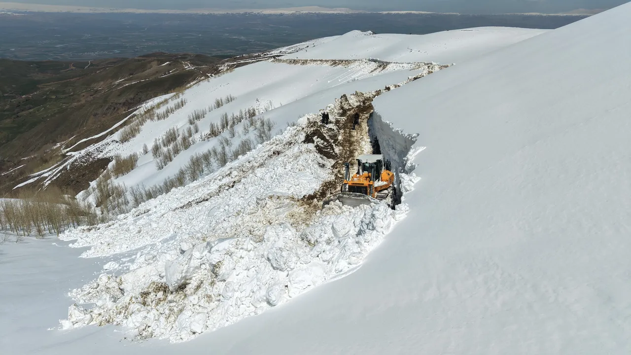 Kar kalınlığı 5 metreyi aştı! Bahar havasının hiç gelmediği ilde kar yağışı aralıksız sürüyor