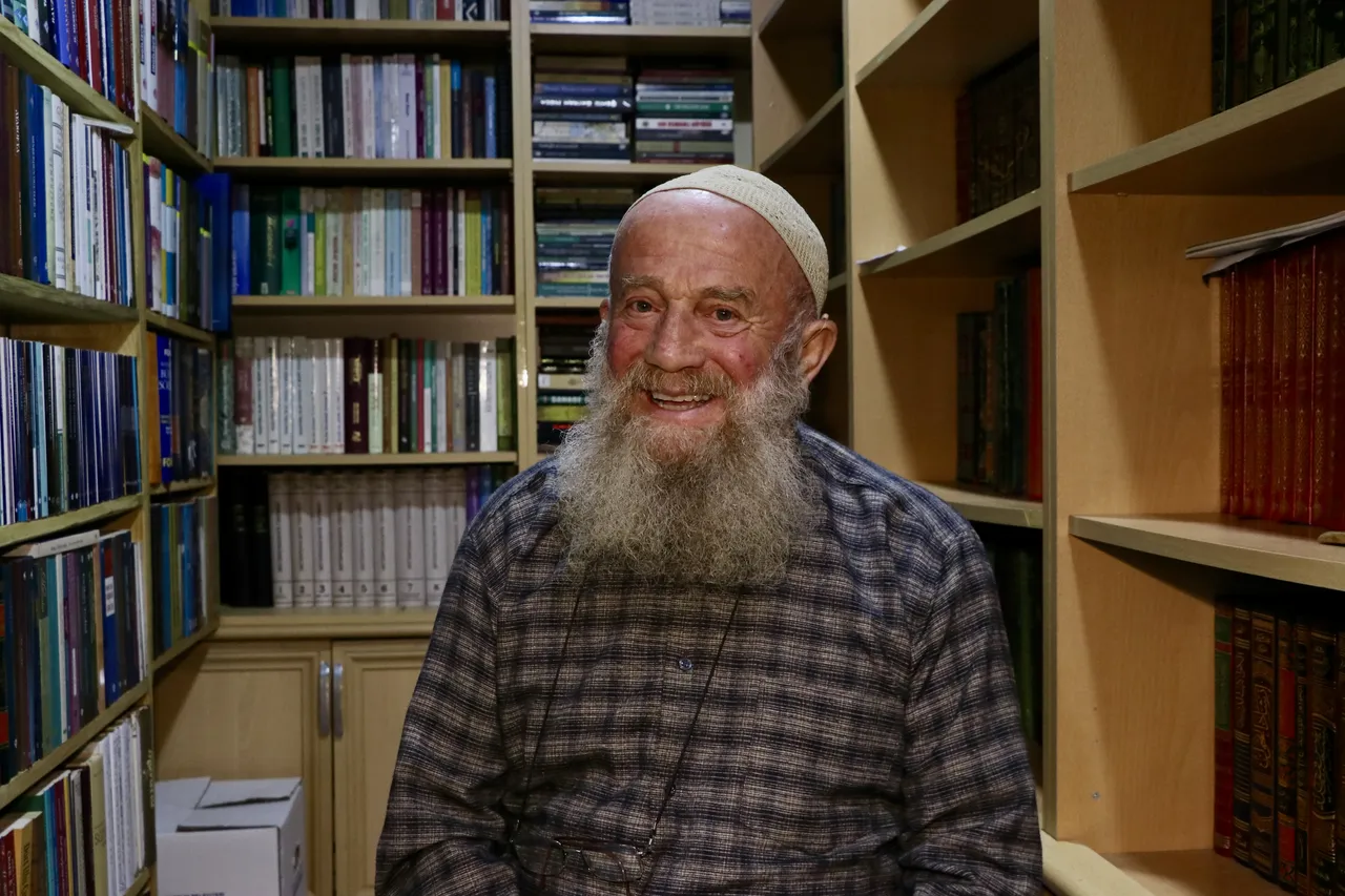 Kütüphanesinde yatıp 15 bin kitapla uyanıyor: Bir dergiyle başlayan 59 yıllık koleksiyon!