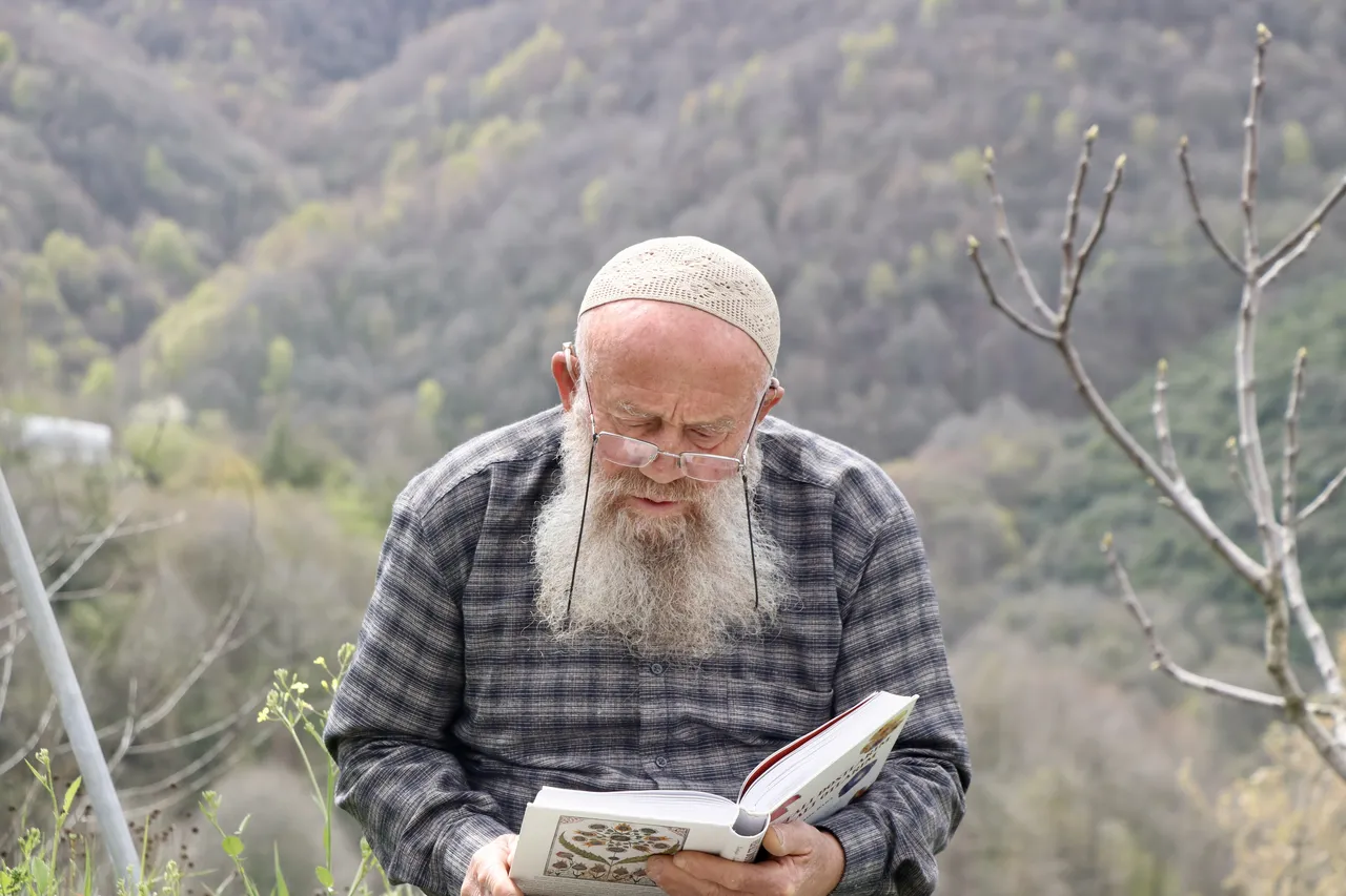 Kütüphanesinde yatıp 15 bin kitapla uyanıyor: Bir dergiyle başlayan 59 yıllık koleksiyon!