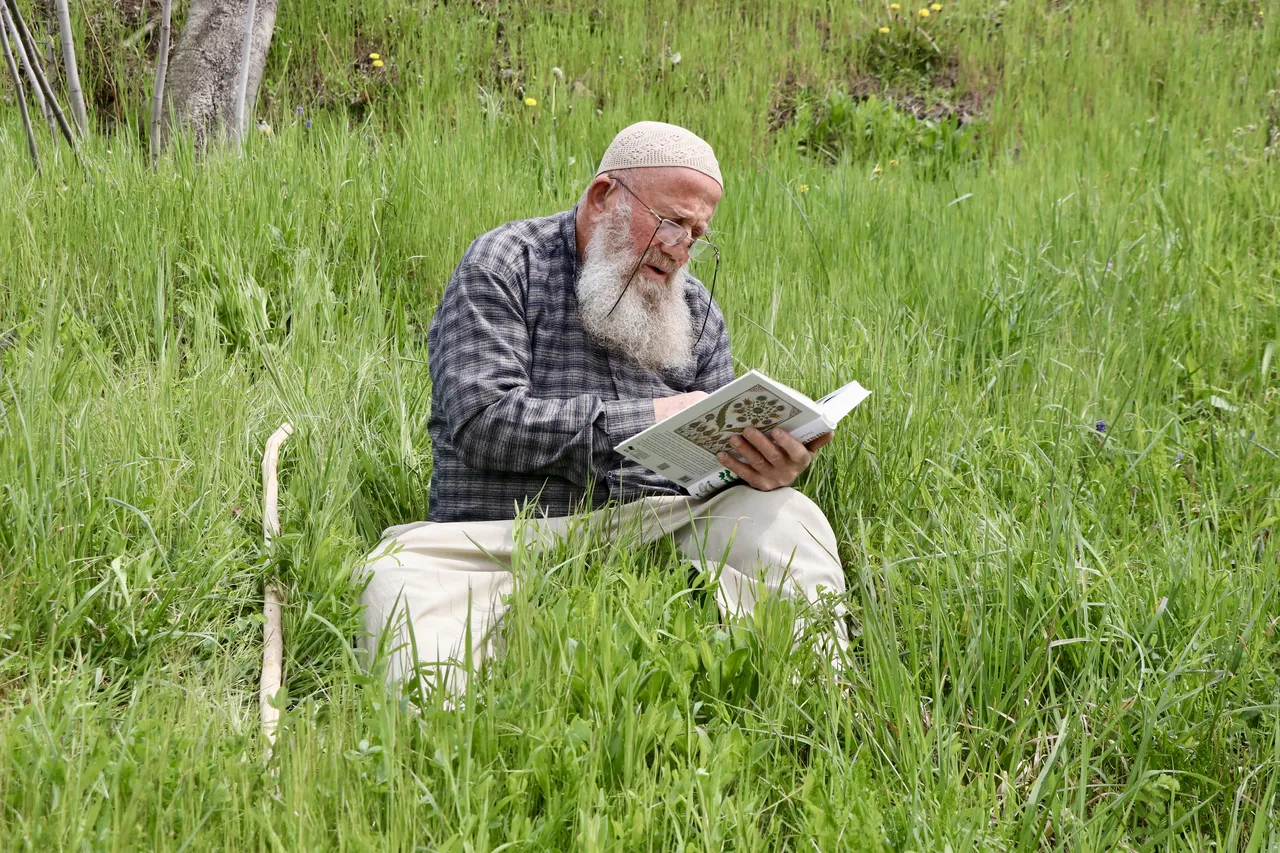 Kütüphanesinde yatıp 15 bin kitapla uyanıyor: Bir dergiyle başlayan 59 yıllık koleksiyon!