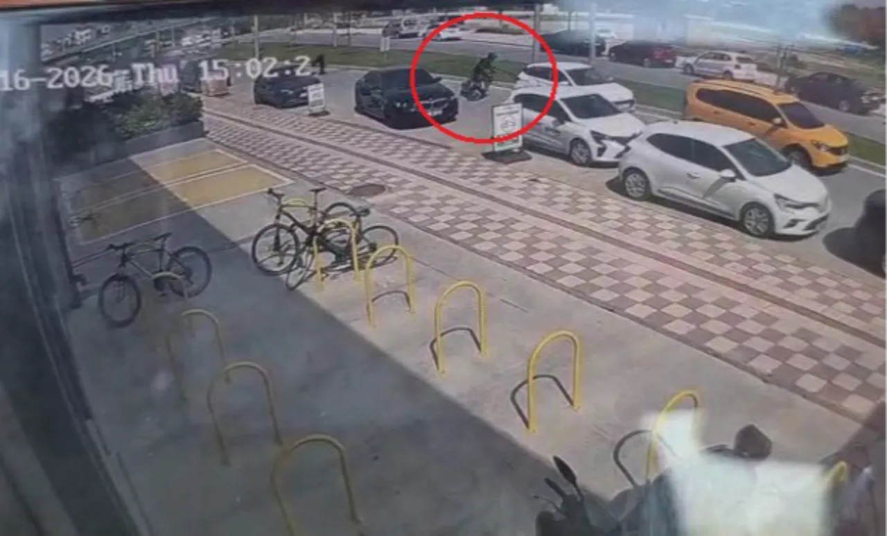 Önündeki araçlara çarpmamak için fren yaptı! Yere savrulan motosikletli hastanelik oldu