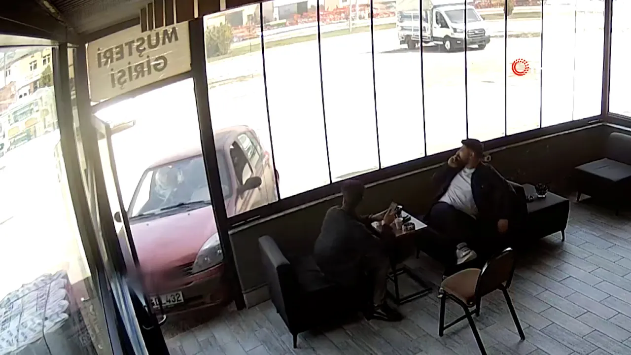 Sanayi sitesindeki garip kaza! Etrafında dönen araç iş yerine çarptı