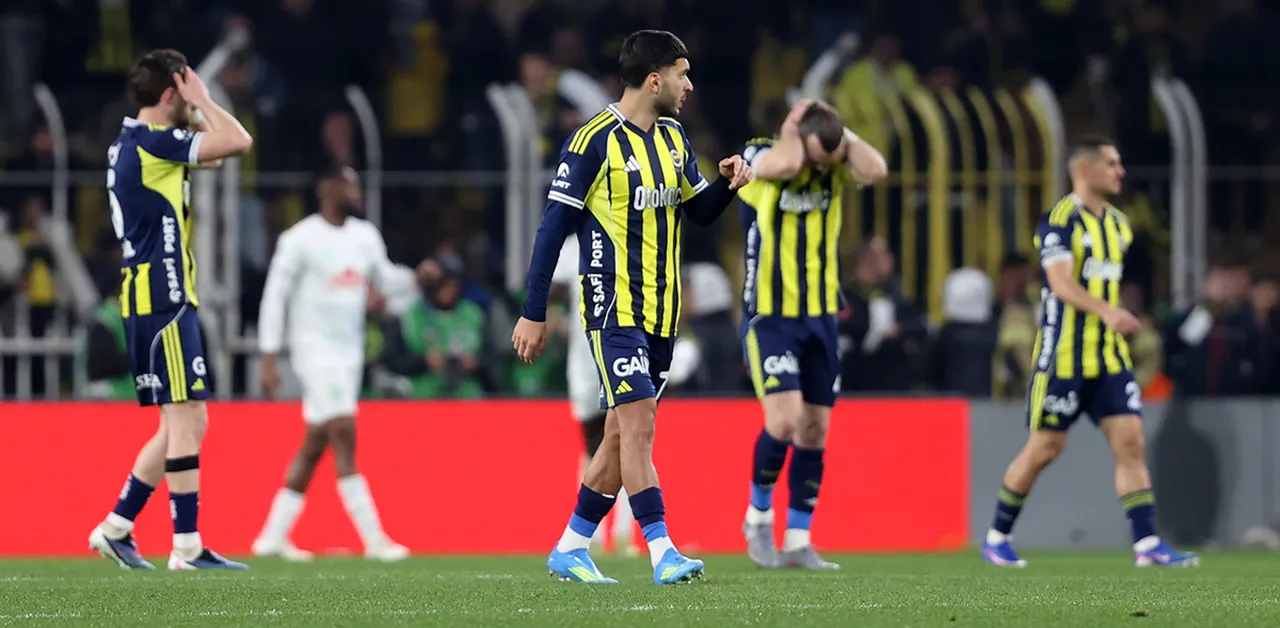 Fenerbhaçeli futbolcular, Kadıköy'de 90+8'de gelen Rizespor golü sonrası büyük üzüntü yaşadılar.