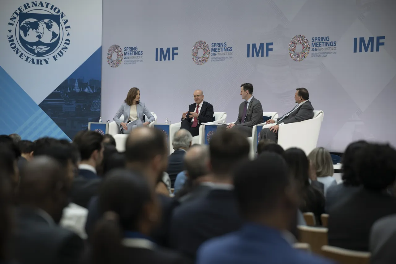 Bakan Şimşekten dikkat çeken mesaj: Türkiye için fırsatlar var