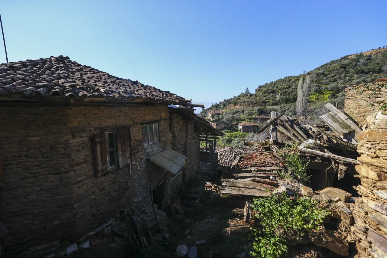 Bu köyde sadece 3 aile yaşıyor! 100den fazla hanesi boş olan  hayalet köy  için heyecanlandıran gelişme