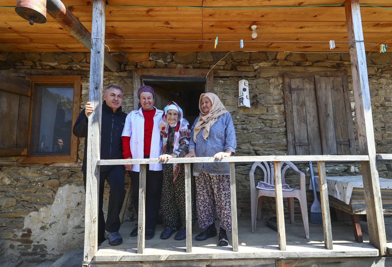 Bu köyde sadece 3 aile yaşıyor! 100den fazla hanesi boş olan  hayalet köy  için heyecanlandıran gelişme