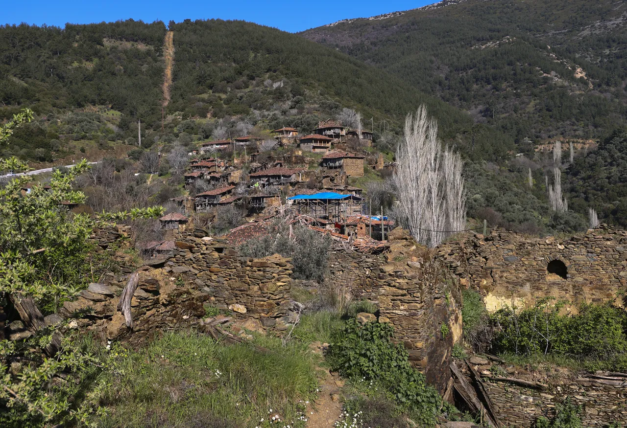 Bu köyde sadece 3 aile yaşıyor! 100den fazla hanesi boş olan  hayalet köy  için heyecanlandıran gelişme