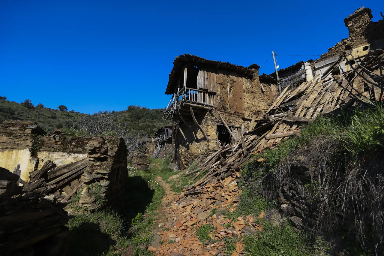 Bu köyde sadece 3 aile yaşıyor! 100den fazla hanesi boş olan  hayalet köy  için heyecanlandıran gelişme