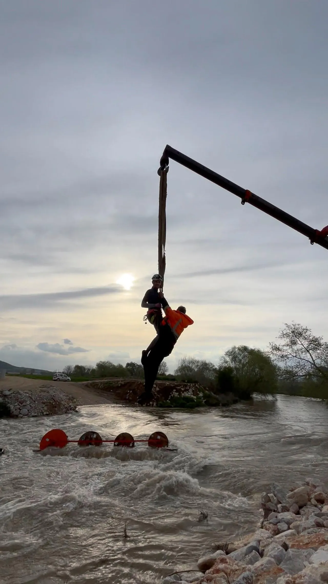 Bursa'da can pazarı! Traktör dereye düştü, 10 kişi mahsur kaldı