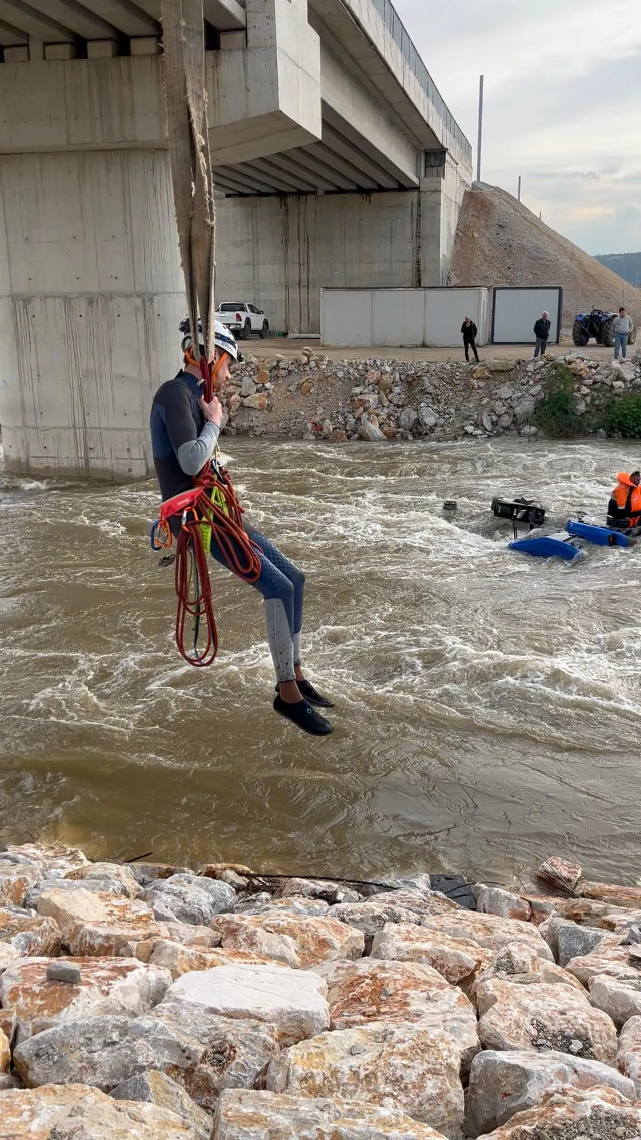 Bursa'da can pazarı! Traktör dereye düştü, 10 kişi mahsur kaldı