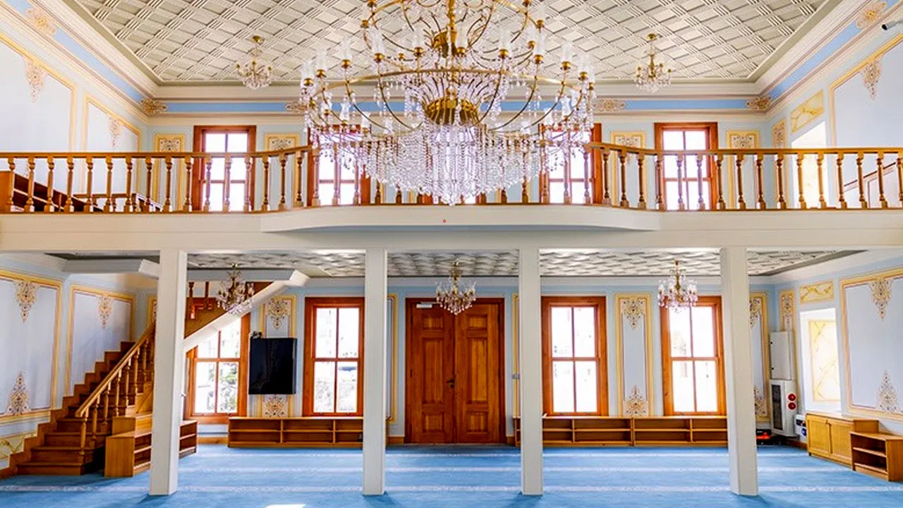 Cuma namazı için akın ettiler! Fatma Sultan Camii bir asır sonra ibadete açıldı