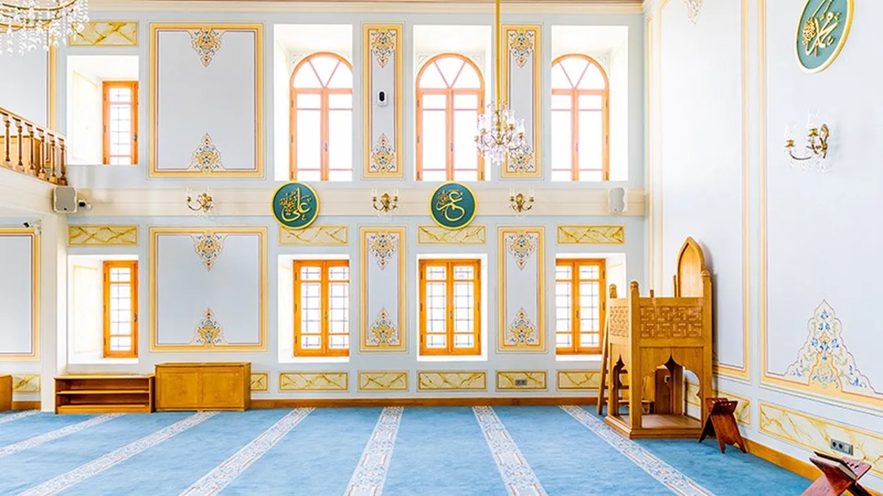 Cuma namazı için akın ettiler! Fatma Sultan Camii bir asır sonra ibadete açıldı