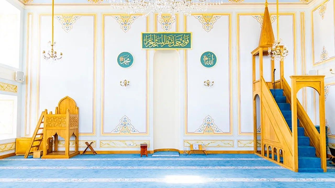 Cuma namazı için akın ettiler! Fatma Sultan Camii bir asır sonra ibadete açıldı