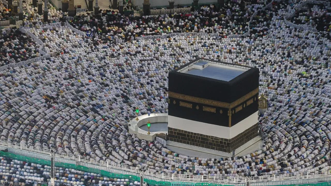 Diyanet İşleri Başkanlığı, mukaddes topraklara gidecekleri uyardı: Hac vizesi olmayan geri gönderilecek