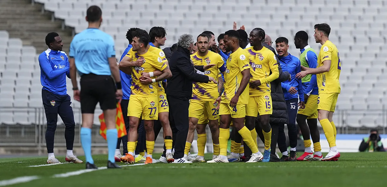 Eyüpspor oyuncuları, gol sonrası büyük sevinç yaşadı.