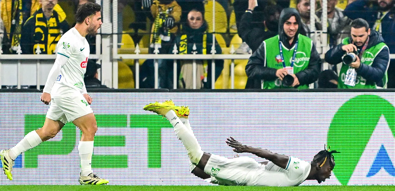 Rizespor oyuncusu Ali Sowe, attığı golün ardından büyük sevinç yaşadı.