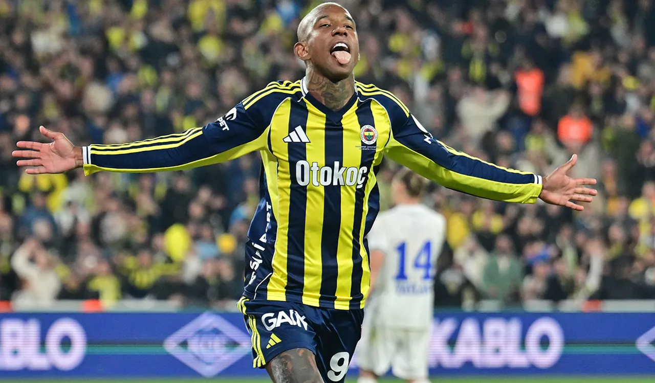 Anderson Talisca, Fenerbahçe'yw 1-1 beraberliği getiren penaltı golünü attı.
