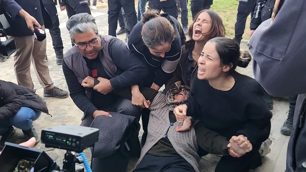 Adliyeye sevk sırasında Doku ailesi, şüphelilere tepki gösterdi ve kısa süreli arbede oluştu. Arbedenin ardından anne Bedriye Doku fenalaşarak ambulansla hastaneye kaldırıldı.