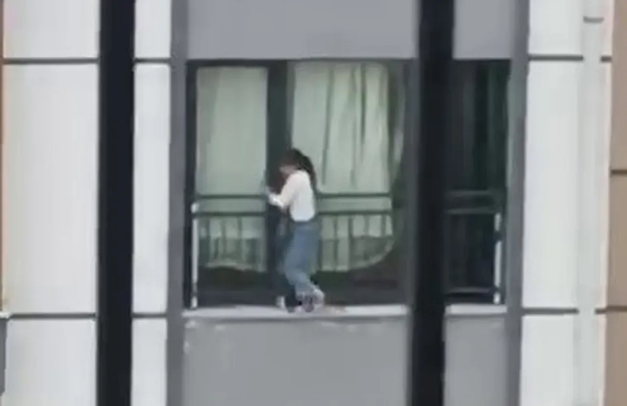 Hatayda akılalmaz görüntü! Korkulukta gezinen çocuk yürekleri ağza getirdi