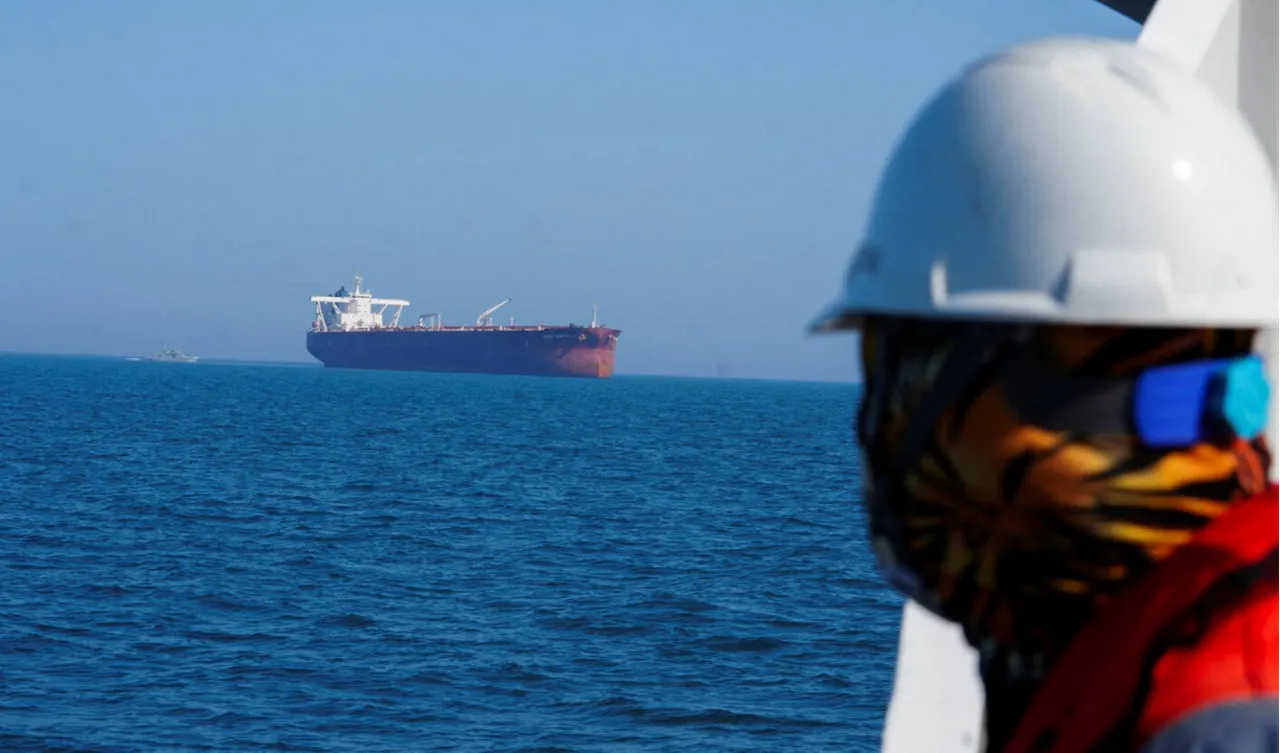 Hürmüz Boğazı'nda iki gemiye ateş açıldı! 