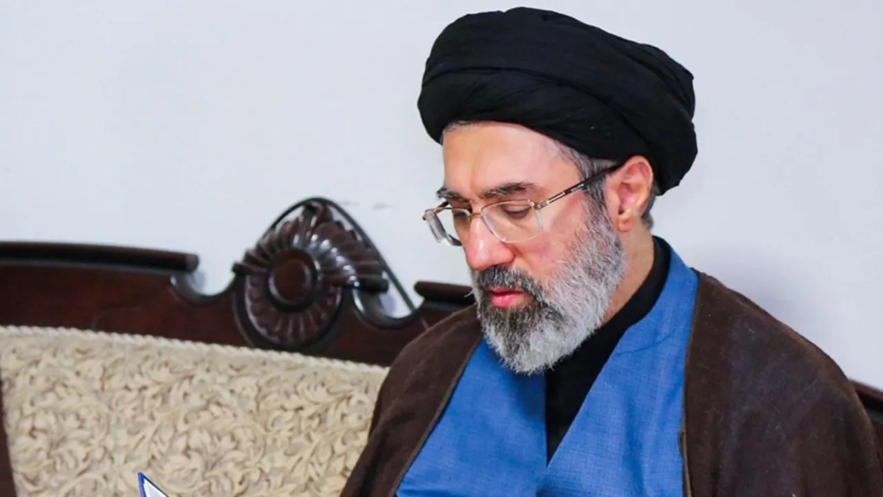 Hürmüz Boğazı'nda iki gemiye ateş açıldı! Mücteba Hamaney'den 'hazır olsunlar' çıkışı geldi