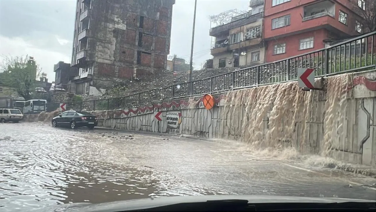 Kahramanmaraş ve Mersin sağanak yağış hayatı felç etti! Yollar çöktü, seralar zarar gördü