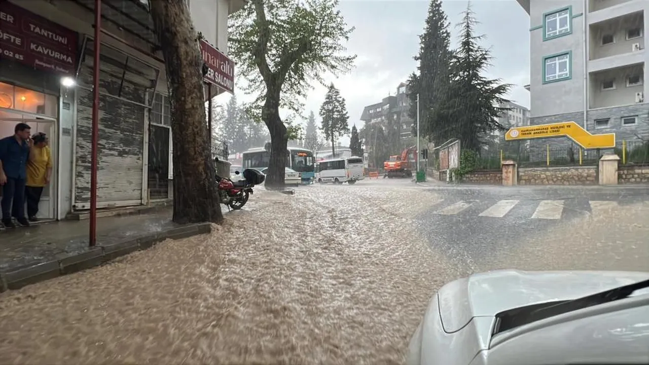 Kahramanmaraş ve Mersin sağanak yağış hayatı felç etti! Yollar çöktü, seralar zarar gördü