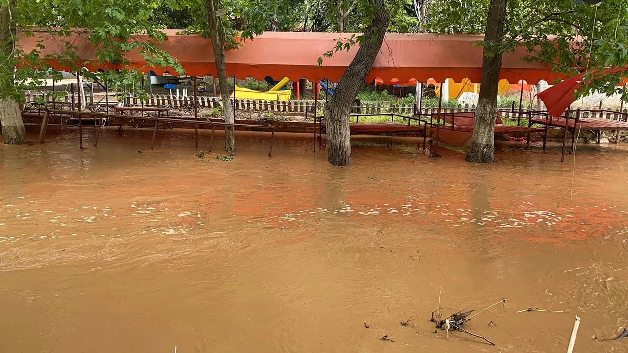 Mersin'i sağanak vurdu! Yolar çöktü, seralar suya gömüldü
