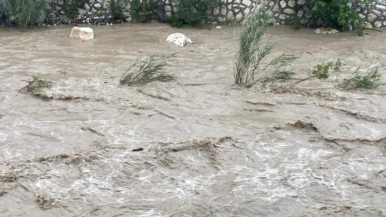 Mersin'i sağanak vurdu! Yolar çöktü, seralar suya gömüldü