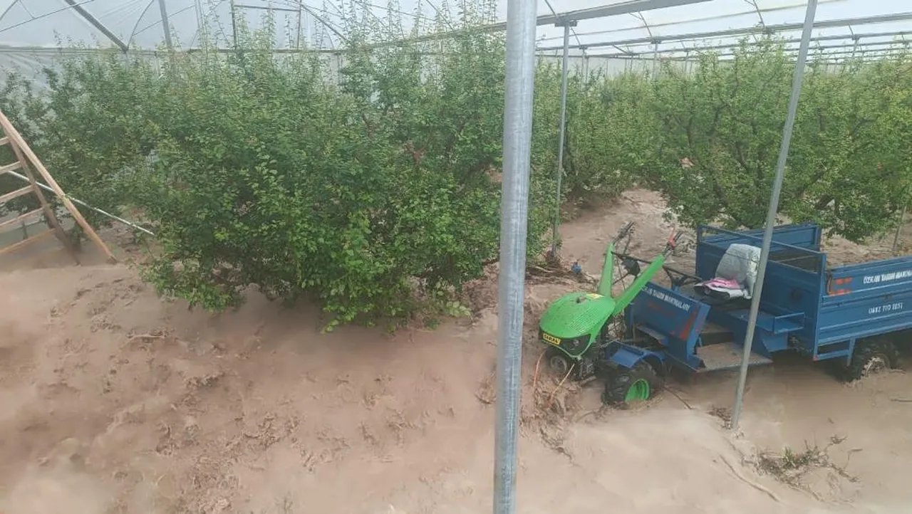 Mersin'i sağanak vurdu! Yolar çöktü, seralar suya gömüldü