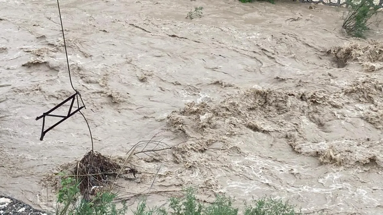 Mersin'i sağanak vurdu! Yolar çöktü, seralar suya gömüldü