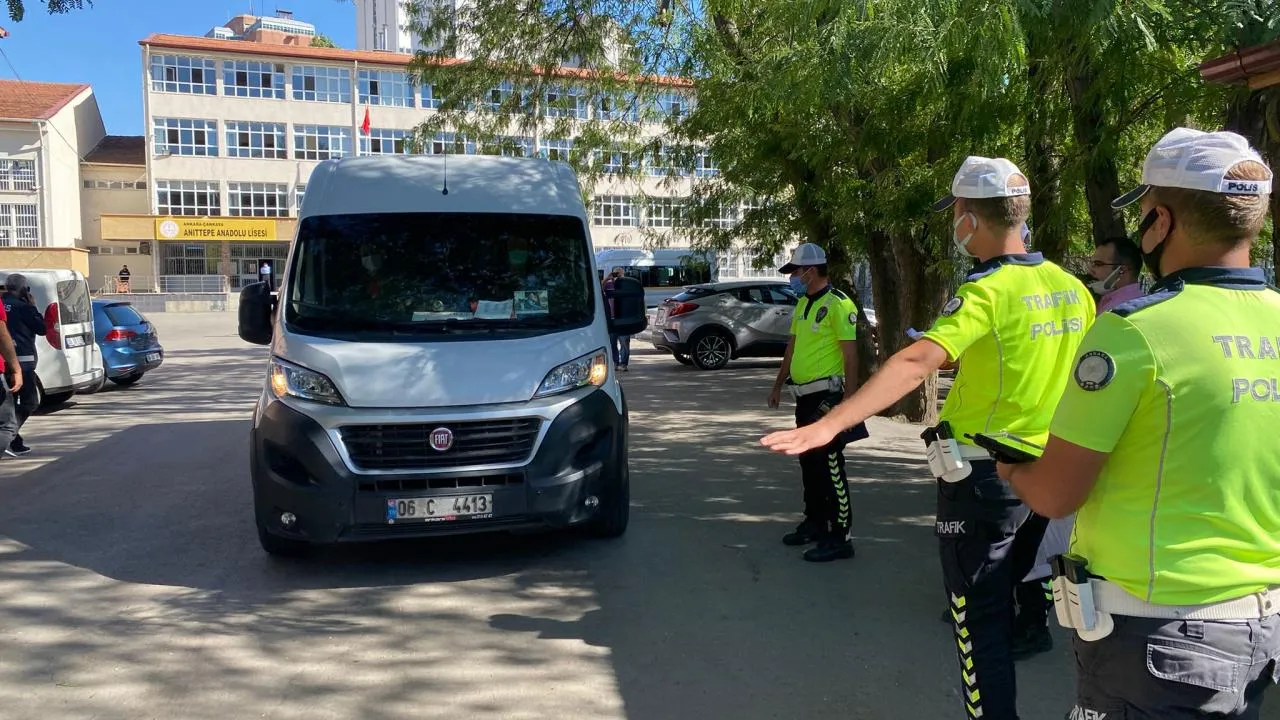 Okullarda çok katmanlı emniyet: 27 bin güvenlik personeli sahada