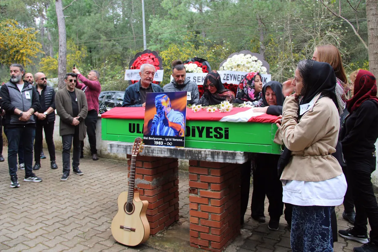 Rıza Tamer son yolculuğuna uğurlandı! Annesinin sözleri yürek yaktı