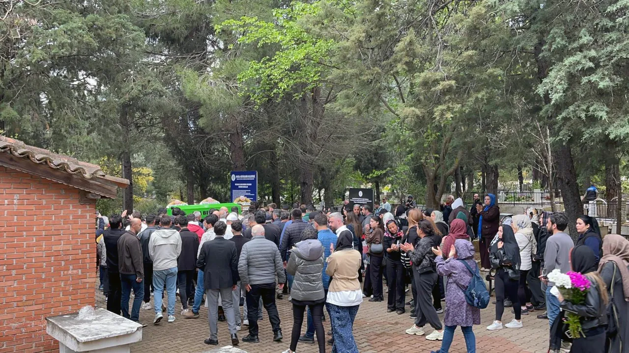 Rıza Tamer son yolculuğuna uğurlandı! Annesinin sözleri yürek yaktı