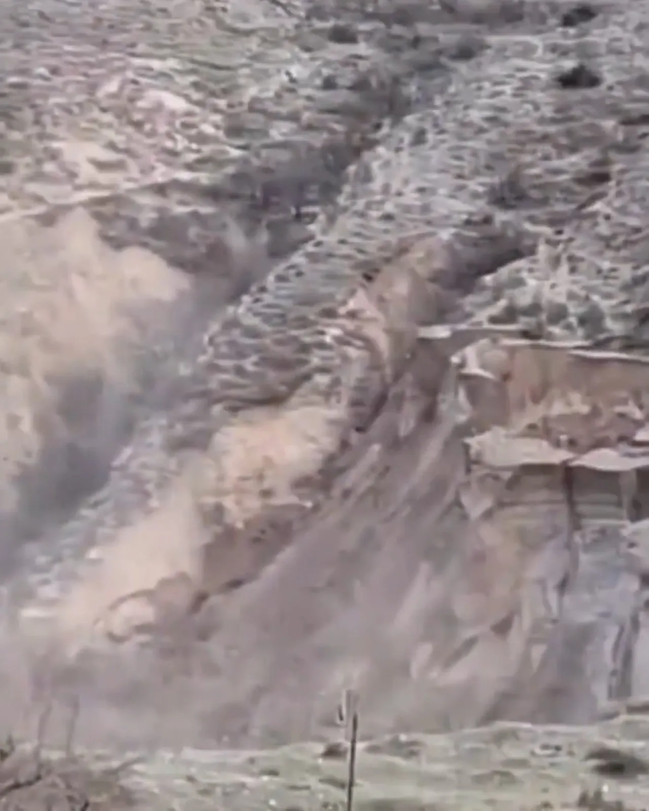 Rusyada toprak kayması felaketi! Yamaç saniyeler içinde çöktü