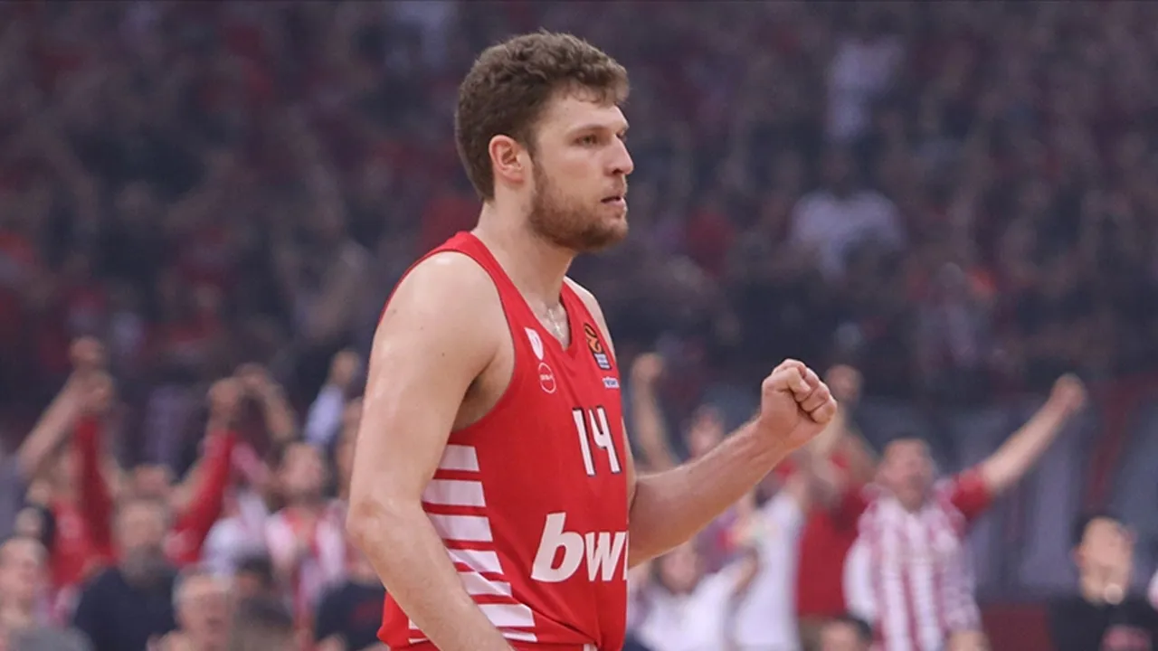 Sayı Kralı ödülünü, Olympiakos'ta forma giyen Sasha Vezenkov aldı 