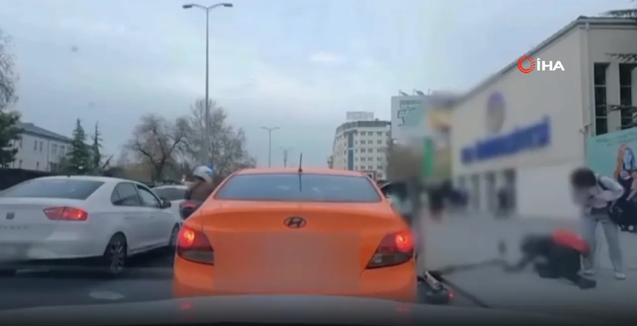Scooter sürücüsü kapısı açılan taksiye çarptı! O anlar kamerada