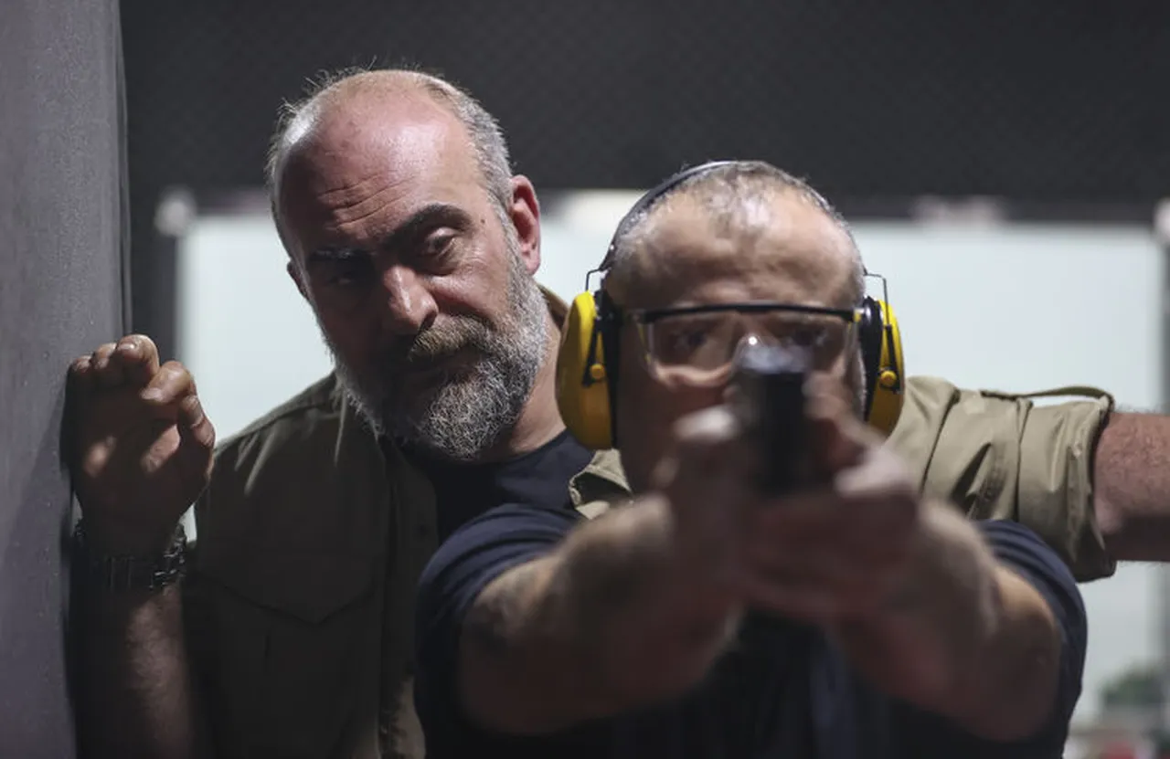 Şiddet eğlence paketine dönüştü: Z kuşağı poligonda şarjör değiştirme yarışı yapıyor