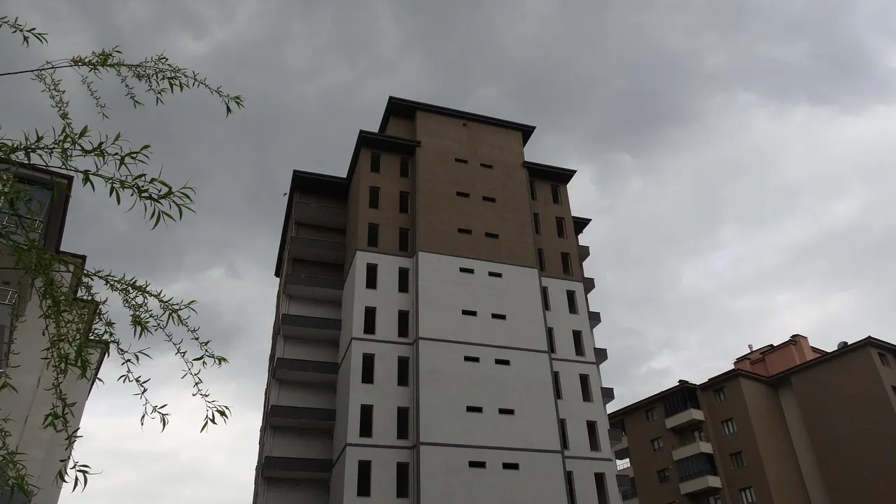 Stajyer öğrenci 25 metreden düştü! Kahreden anlar kamerada