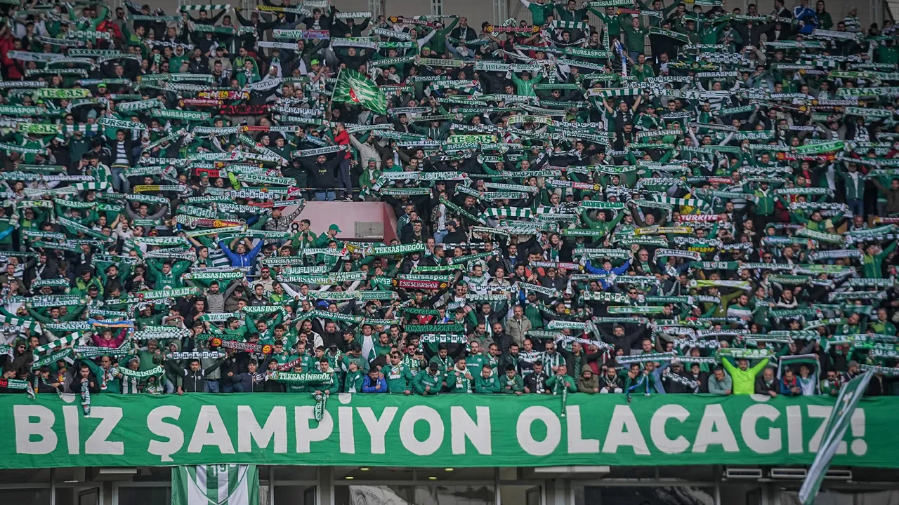 Teksas grubundan görsel şov: Bursaspor'un şampiyonluk maçına 40 bin kartonluk koreografi