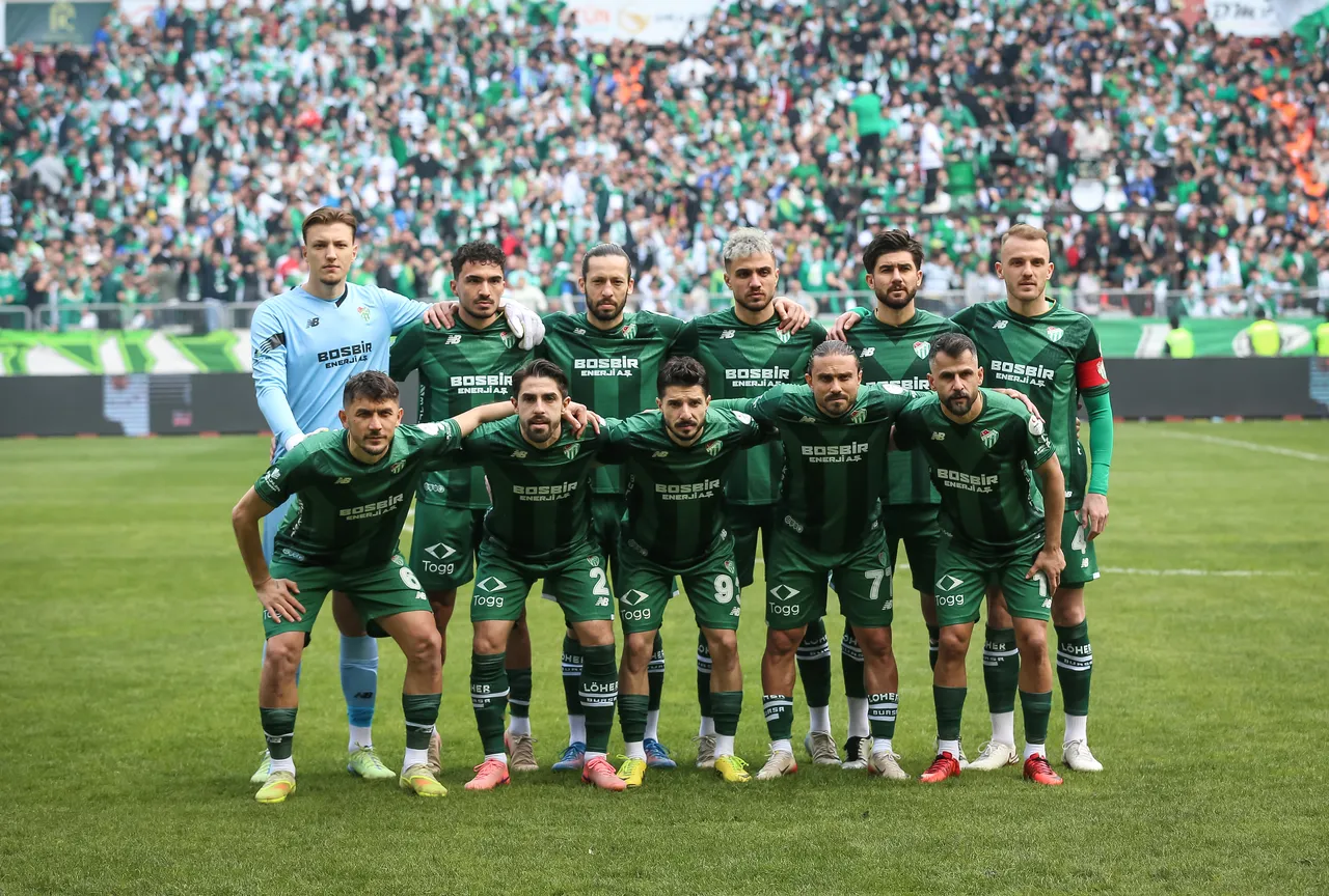 Bursaspor, TFF 2'nci Lig Kırmızı Grup'ta bitime 2 hafta kala 74 puanla lider durumda bulunuyor.