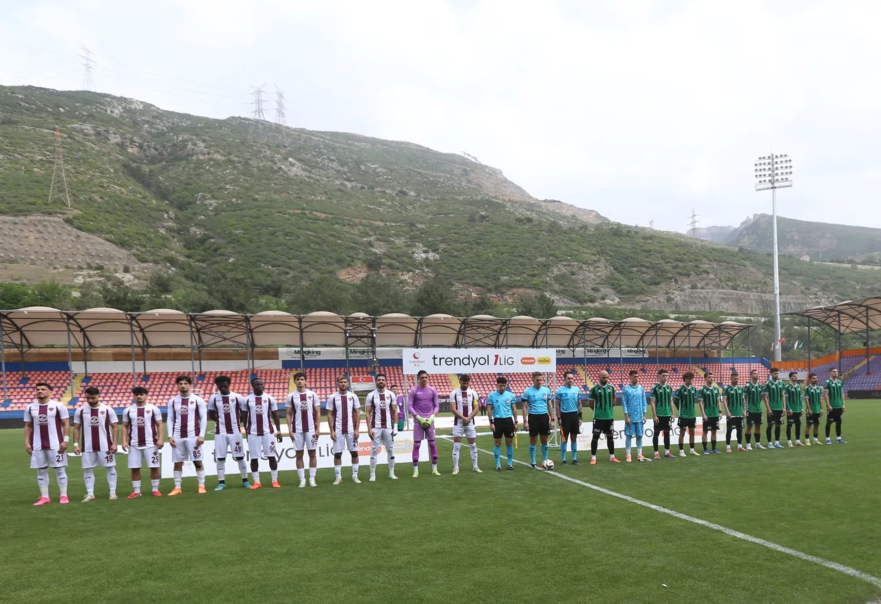 Seramonide, Kahramanmaraş'ta okula düzenlenen silahlı saldırıda hayatını kaybedenler için saygı duruşunda bulunuldu.