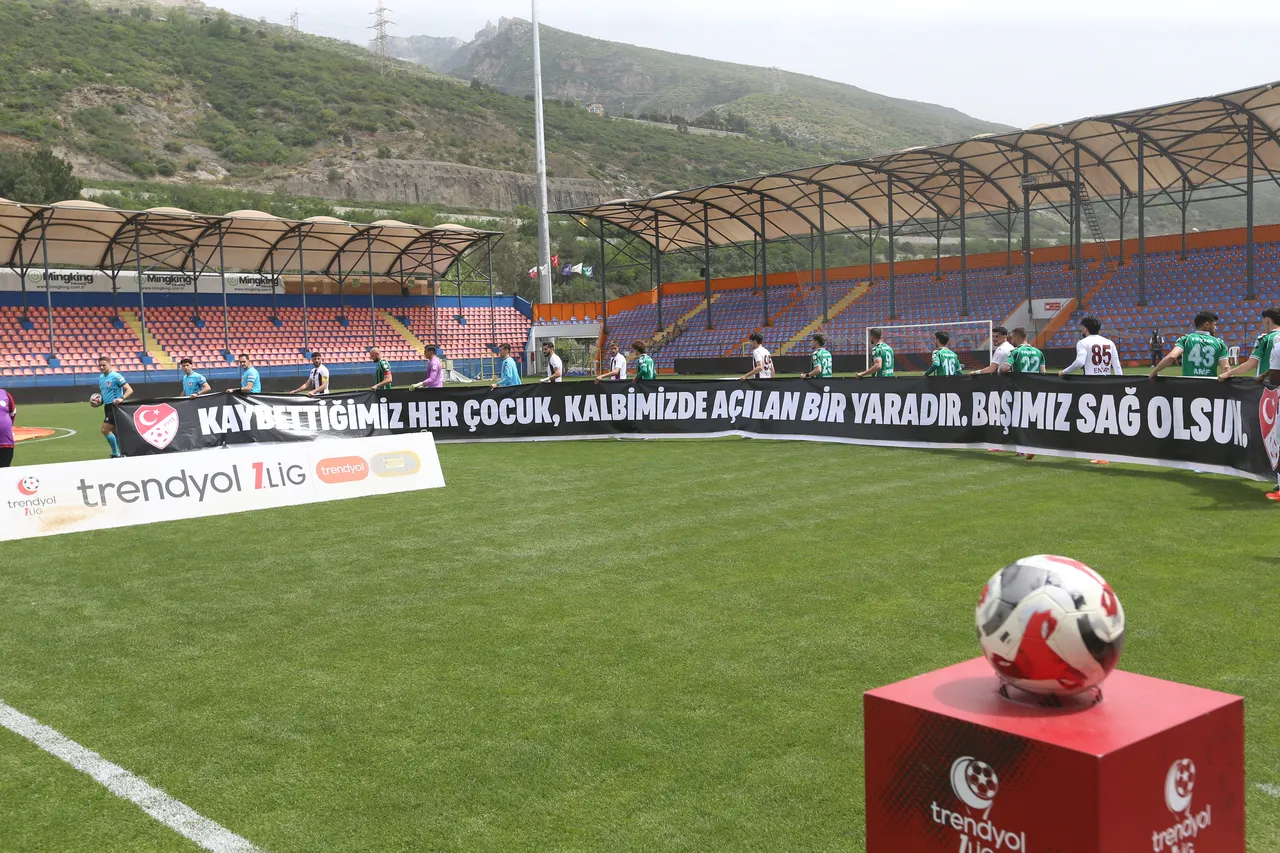 "Kaybettiğimiz her çocuk, kalbimizde açılan bir yaradır. Başımız sağ olsun" pankartı