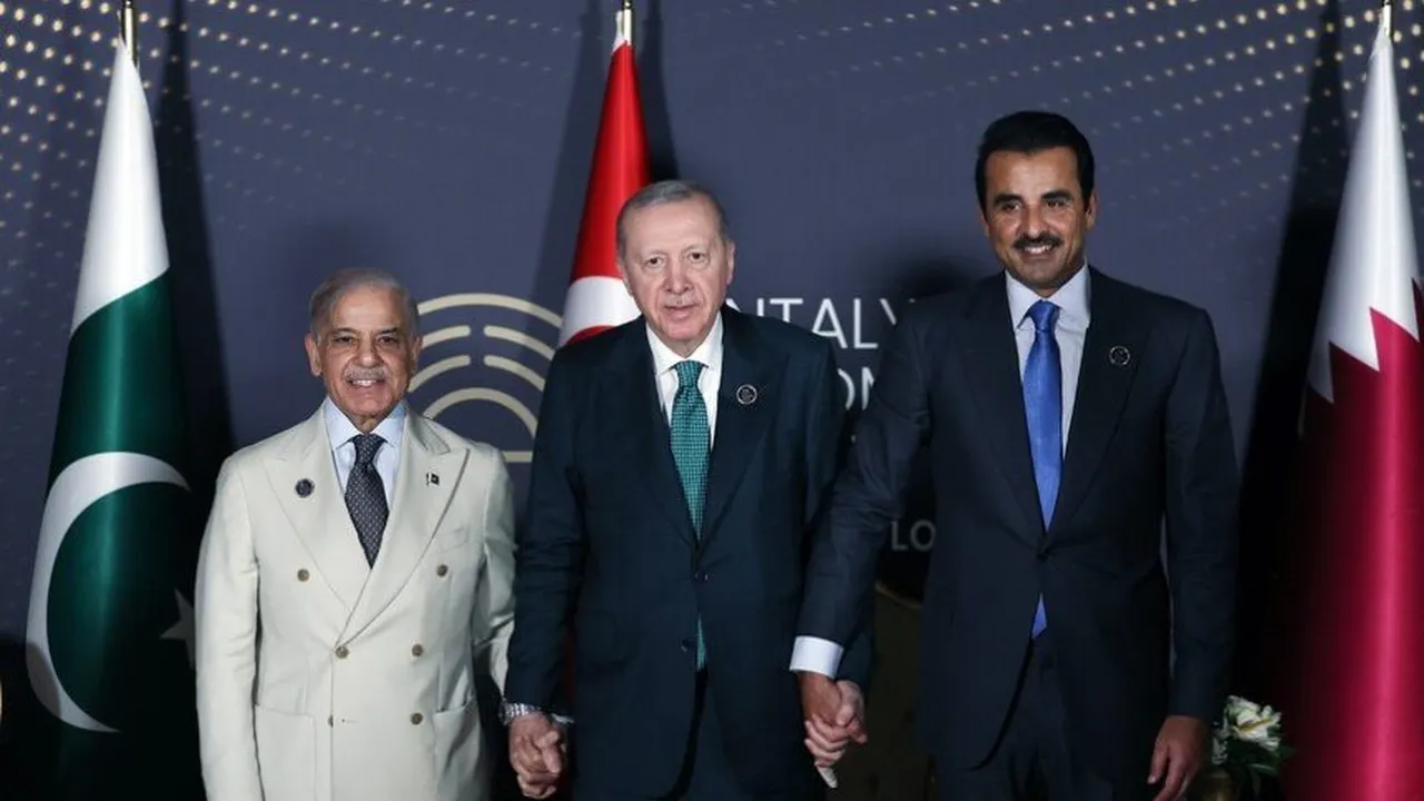 Cumhurbaşkanı Recep Tayyip Erdoğan, Antalya Diplomasi Forumu (ADF2026) için Türkiye’de bulunan Pakistan Başbakanı Şahbaz Şerif ve Katar Emiri Şeyh Temim bin Hamad Al Sani ile üçlü formatta bir görüşme gerçekleştirdi.