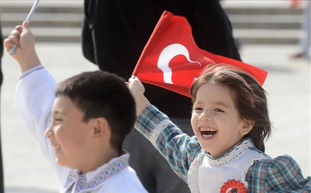 23 Nisan iptal mi oldu, 22 Nisan öğleden sonra tatil mi olacak? 2026 23 Nisan etkinliklerinde son durum merak konusu