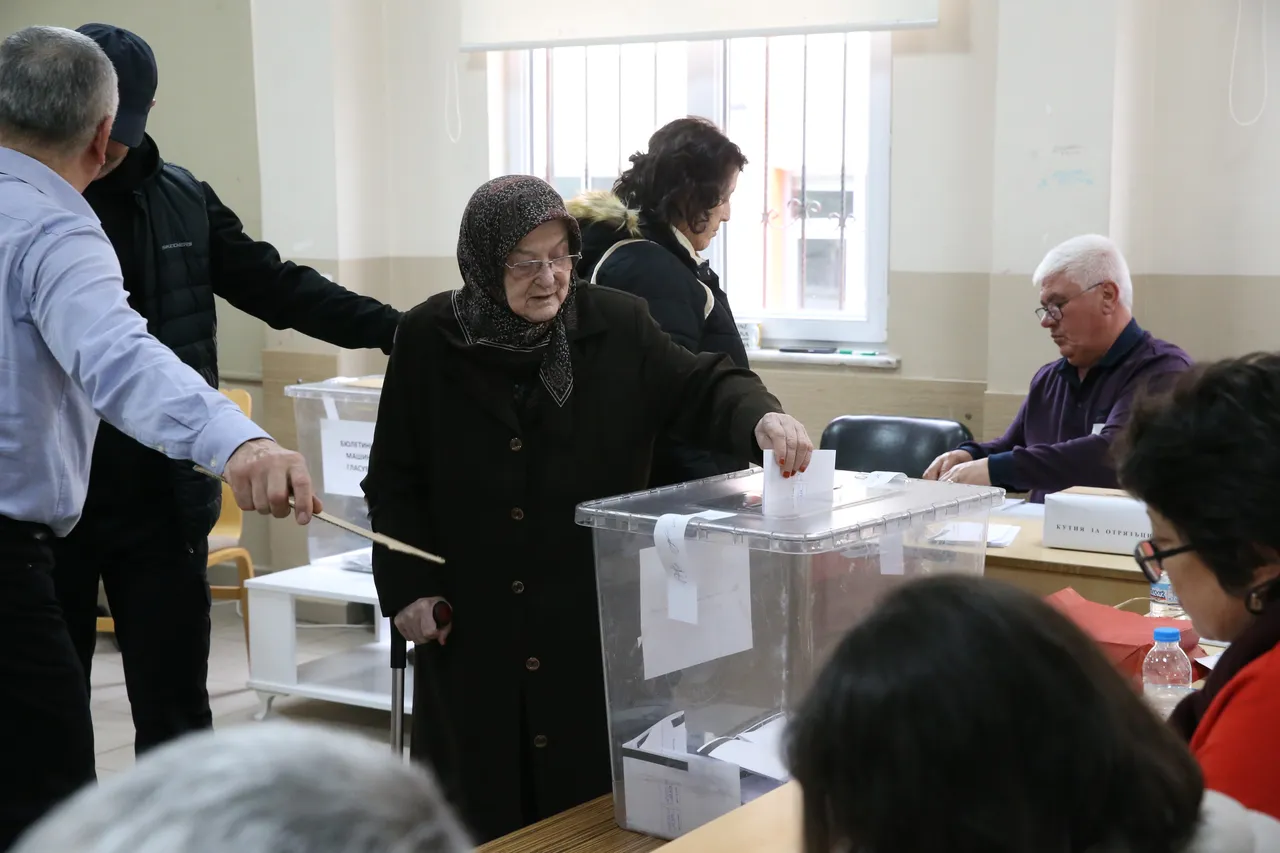 3 ilde sandık yoğunluğu! Binlerce çifte vatandaş Bulgaristan seçimleri için oy kullandı