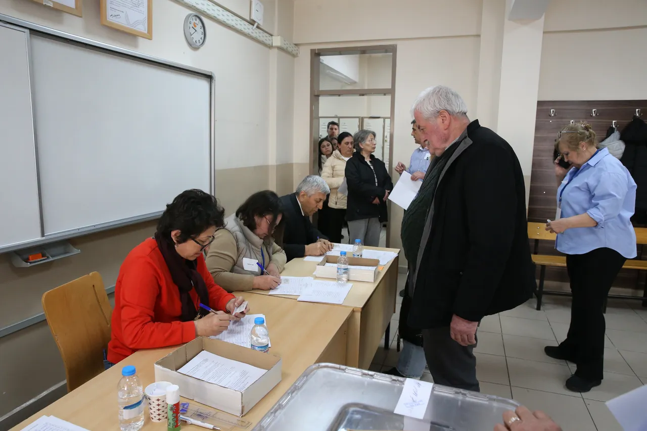 3 ilde sandık yoğunluğu! Binlerce çifte vatandaş Bulgaristan seçimleri için oy kullandı