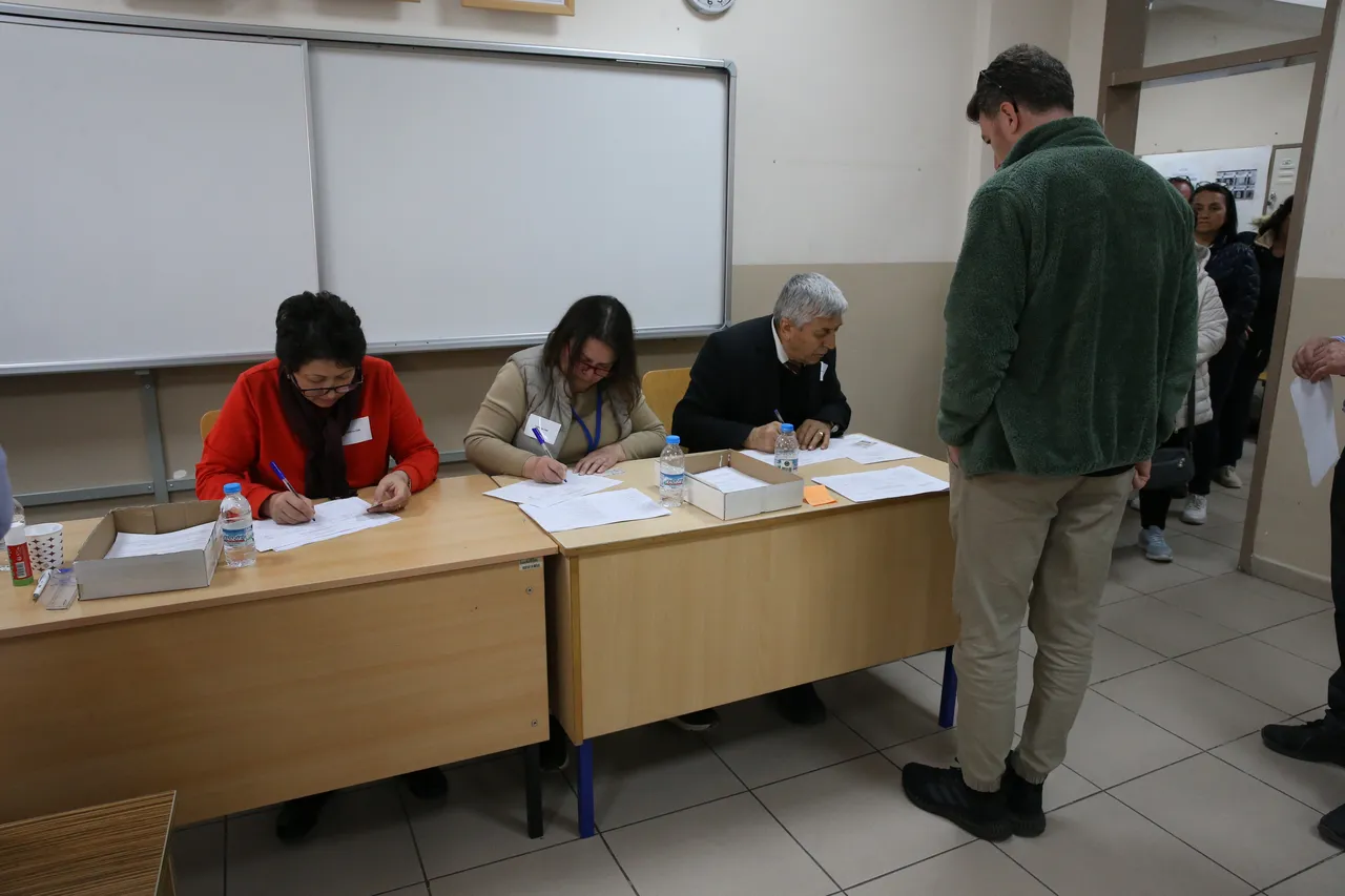 3 ilde sandık yoğunluğu! Binlerce çifte vatandaş Bulgaristan seçimleri için oy kullandı