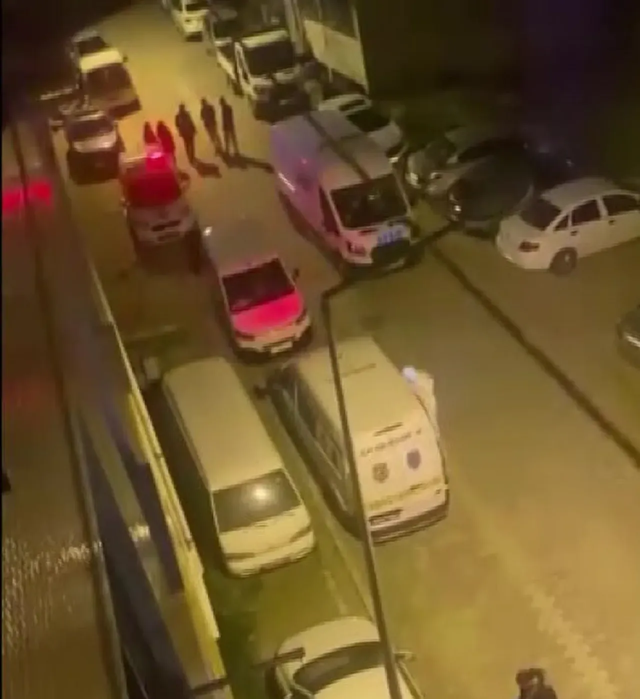 Bir yanda ilaç diğer yanda yemek... 13 kişi evde otururken aynı anda acillik oldu