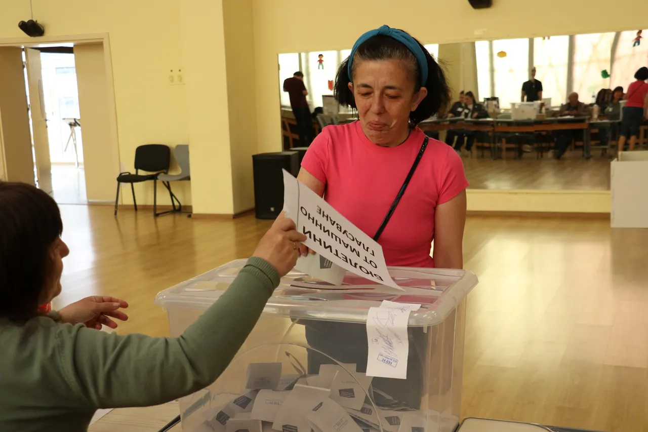 Bulgaristanda seçim heyecanı! Radevin partisi açık ara önde